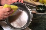 Чищення посуду з нержавіючої сталі, скріншот: YouTube