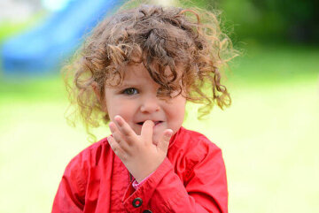 Ребенок грызет ногти: фото из свободных источников