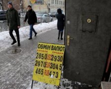 Курс валют на 20 марта: гривна продолжает стремительно падать
