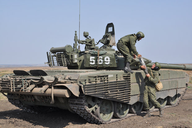 Путин стягивает танки на Донбасс: враг что-то замышляет, фото и видеодоказательства