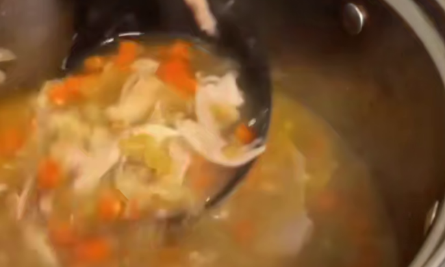 Куриный овощной суп, кадр из видео
