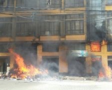 У Болівії протестувальники спалили у будівлі мерії шістьох чиновників (фото, відео)