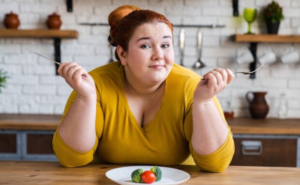 Женщина с лишним весом и продукты на тарелке