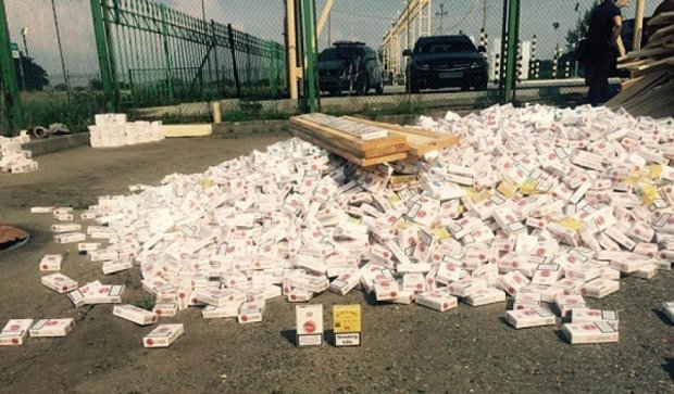 Закарпатські прикордонники виявили чергову контрабанду цигарок (фото)