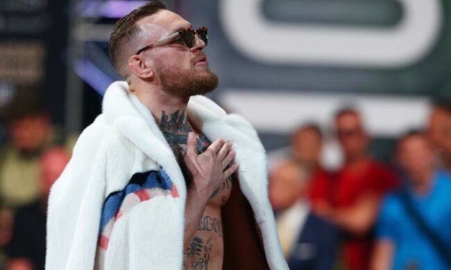 Макгрегор поспарринговал с двукратным чемпионом мира, держа руки за спиной