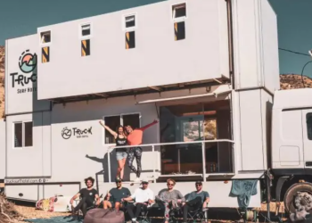 Автодом на базе фуры Mercedes, скриншот: Carakoom