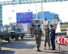 На кордоні величезний затор, українці цілими сім'ями борються за право покинути країну