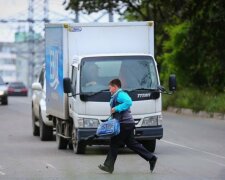 Маленький франківчанин ледь не загинув під автобусом, врятувало диво: момент потрапив на відео