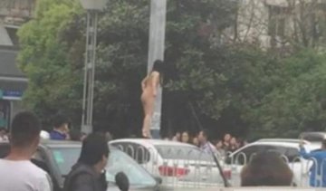У Краснодарі дівчина голяка бігала по дахах машин