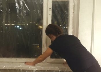 Скотч на окнах, кадр из видео