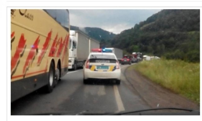 Трасу Київ-Чоп перекрили з невідомих причин