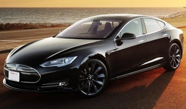 Седаном Tesla Model S смогут управлять "силой мысли"