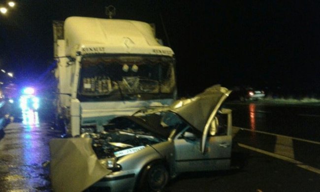 Вантажівка «розчавила» авто на Рівненщині, є жертви