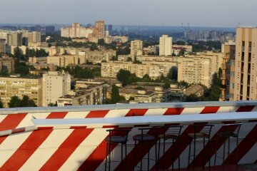 В Киеве школьник выпрыгнул из окна 25-этажки: жуткие кадры
