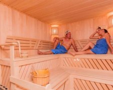 Українець в жіночій сукні дав жару поліцейським у московській сауні: відео
