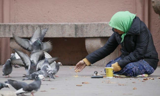 Українців втягнули в мільярдні борги: віддамо із зарплати та пенсії