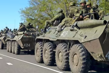 Кримчанин зафільмував величезну колону російської техніки (відео)