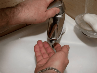 Одесса: кран с водой и платежка