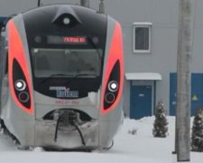 Електропоїзд Львів - Київ зупинився через холод