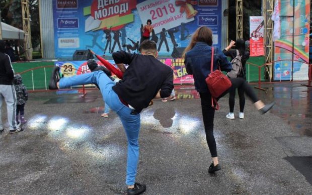 Вот это штырит: дикие танцы луганской "молодежи" порвали сеть
