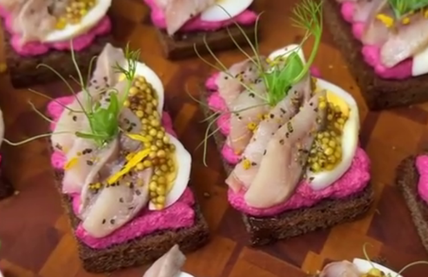 Новий рік смачніше не буває: рецепт святкових бутербродів з оселедцем, які тануть у роті