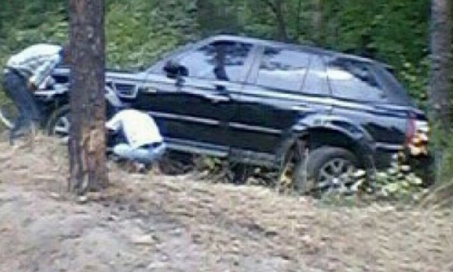 Під Києвом п'яний водій Mersedes зніс з дороги Range Rover (фото)