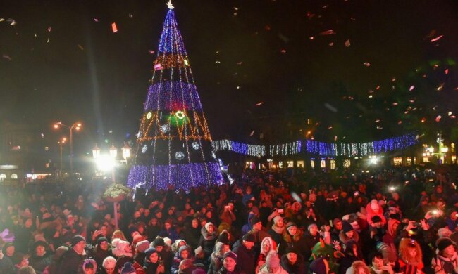 Осатанелая пенсионерка напала на девушку посреди улицы в Киеве: дубасила сумками по лицу