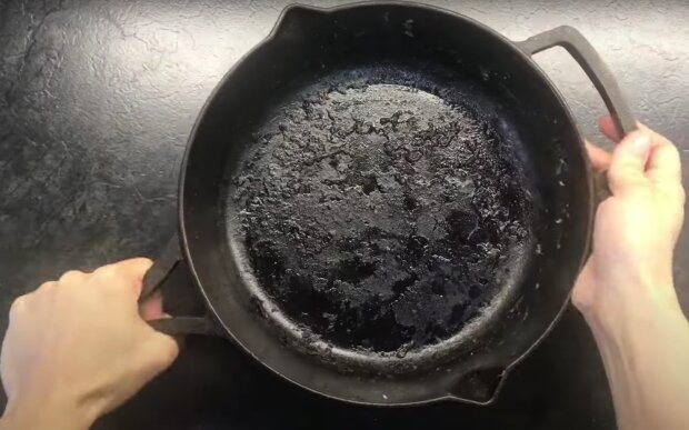 Сковорода, що пригоріла. Фото: скрін youtube