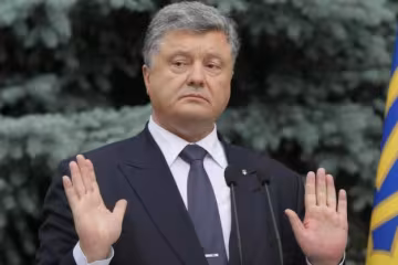 На Порошенка завели справу за кордоном