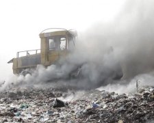 Під Полтавою горить три гектара сміття