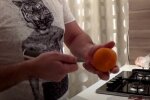 Свічка з мандарину. Фото: скрін youtube