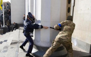 Опасные самозванцы: по Киеву ходят тысячи вооруженных мужчин