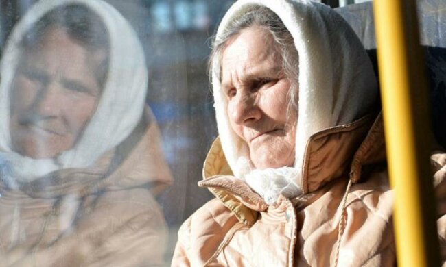 Відібрали останнє: пенсіонерку обікрали на "законних підставах"