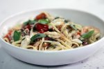 Смачний рецепт спагетті з морепродуктами і помідорами черрі