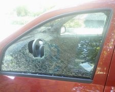 Невідомі розбили скло в автомобілі депутата Київради (фото)