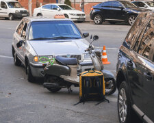 У Києві таксист збив кур'єрів Glovo на мопеді: жахливий погром потрапив на камеру