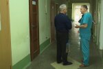 Бидло-медсестра познущалася над хворою старенькою, відео вбило мережу - "Як пе***бу, то не встанеш"
