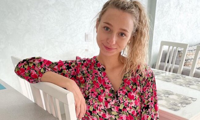 Дружина Віктора Павлика Репяхова погодувала дитину грудьми в кафе: "Вихід із зони комфорту"