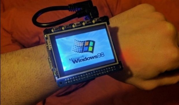 Энтузиаст создал умные часы на Windows 98