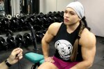 Чемпіонка з бодібілдингу довела свою жіночність і оголила накачані принади