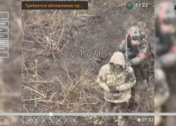 российский террорист использует воина ВСУ как живой щит \ кадр с видео