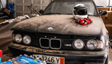 У покинутому особняку знайшли седан BMW M5, скріншот: YouTube