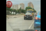 В Києві маршрутник із таксистом "зчепилися" просто на зустрічці: "Цікавий перфоманс"