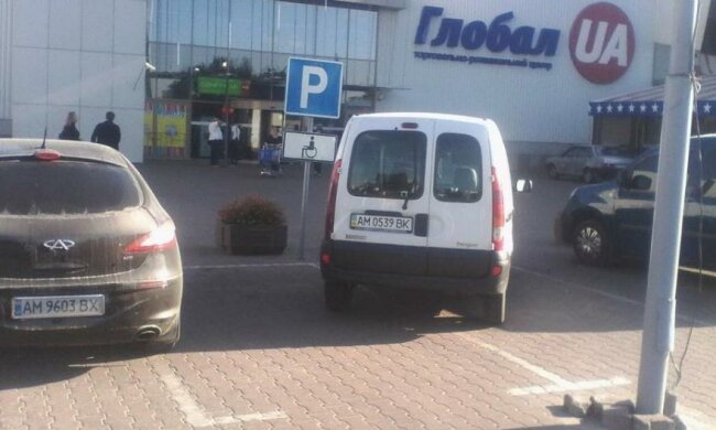 Герой парковки накосячил возле торгового центра