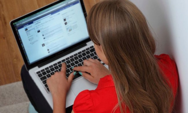 ребенок за компьютером