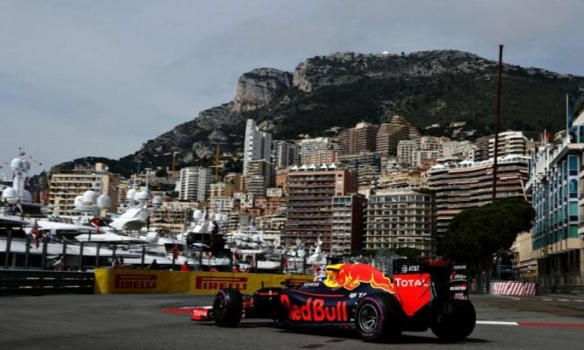 Шикарний вигляд: гаряча пара на гонках "Формули-1" влаштувала публічний інтим