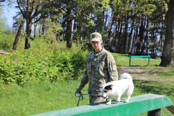 Прикордонниця Яна Марченко з напарницею Євою, facebook.com/zahidnuy.kordon