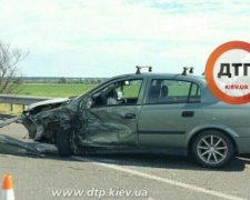 На Київщині "Опель" протаранив вантажівку, є постраждалі