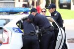На очах у копів: у Києві ввічливий іноземець пограбував дівчину з візочком