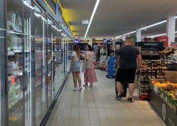 Одессит портит продукты в европейском супермаркете. Фото Telegram